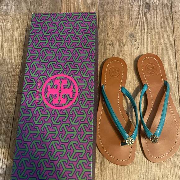 Tory Burch Patent leather Sandals - Picture 2 of 15